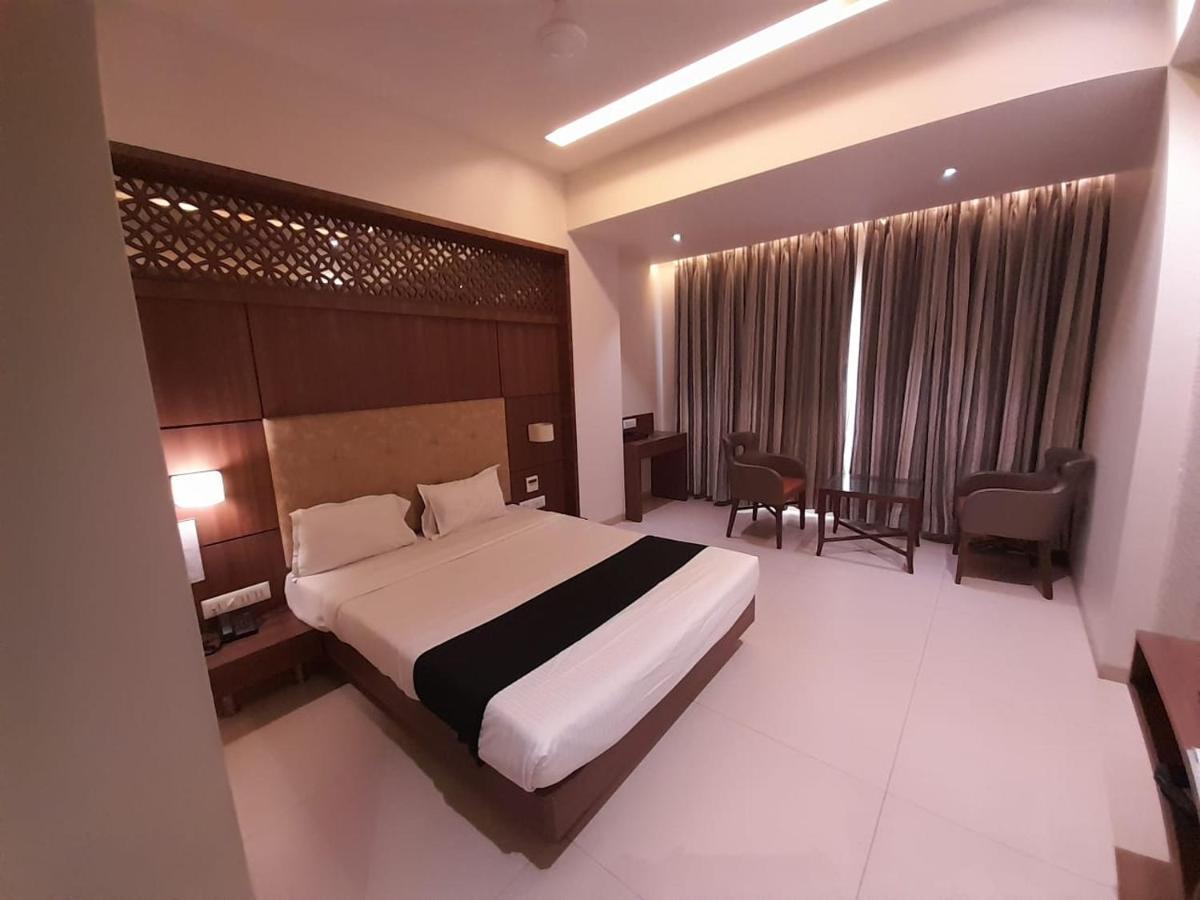 Hotel Mathoshree Thane Eksteriør billede