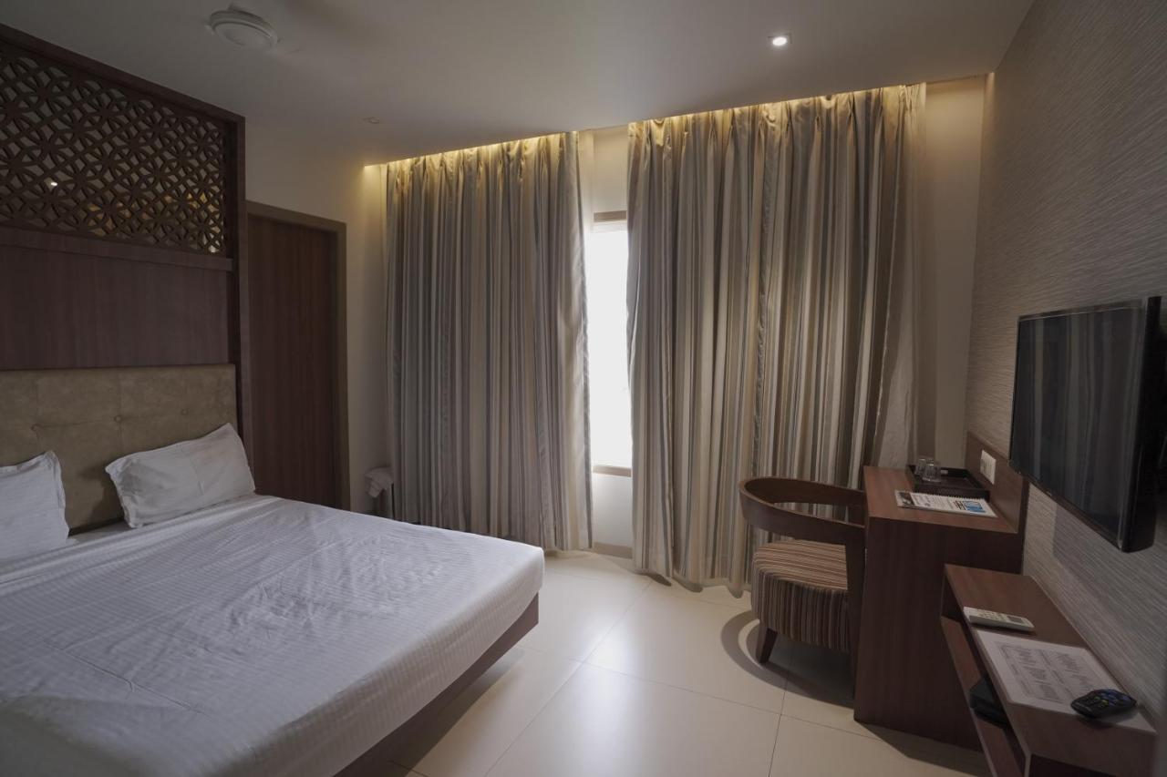 Hotel Mathoshree Thane Eksteriør billede