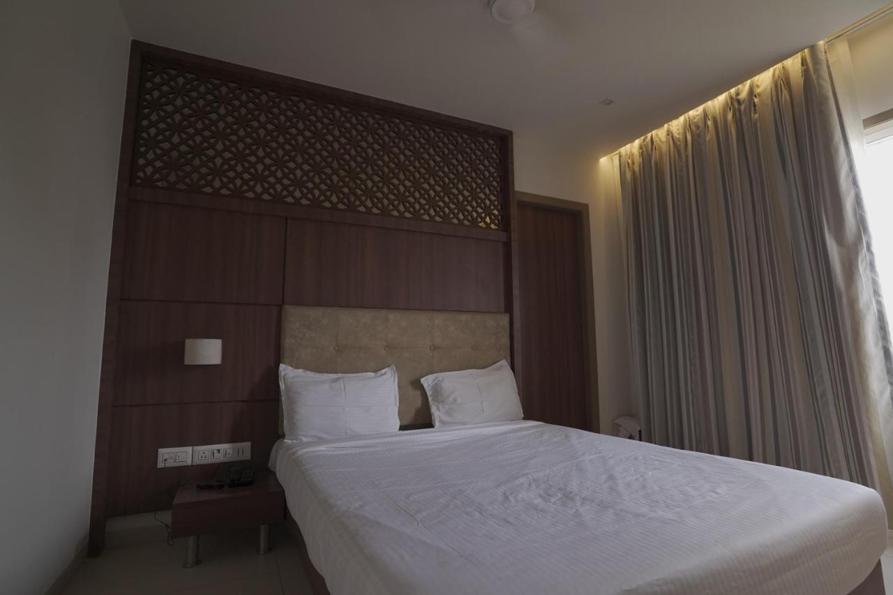 Hotel Mathoshree Thane Eksteriør billede