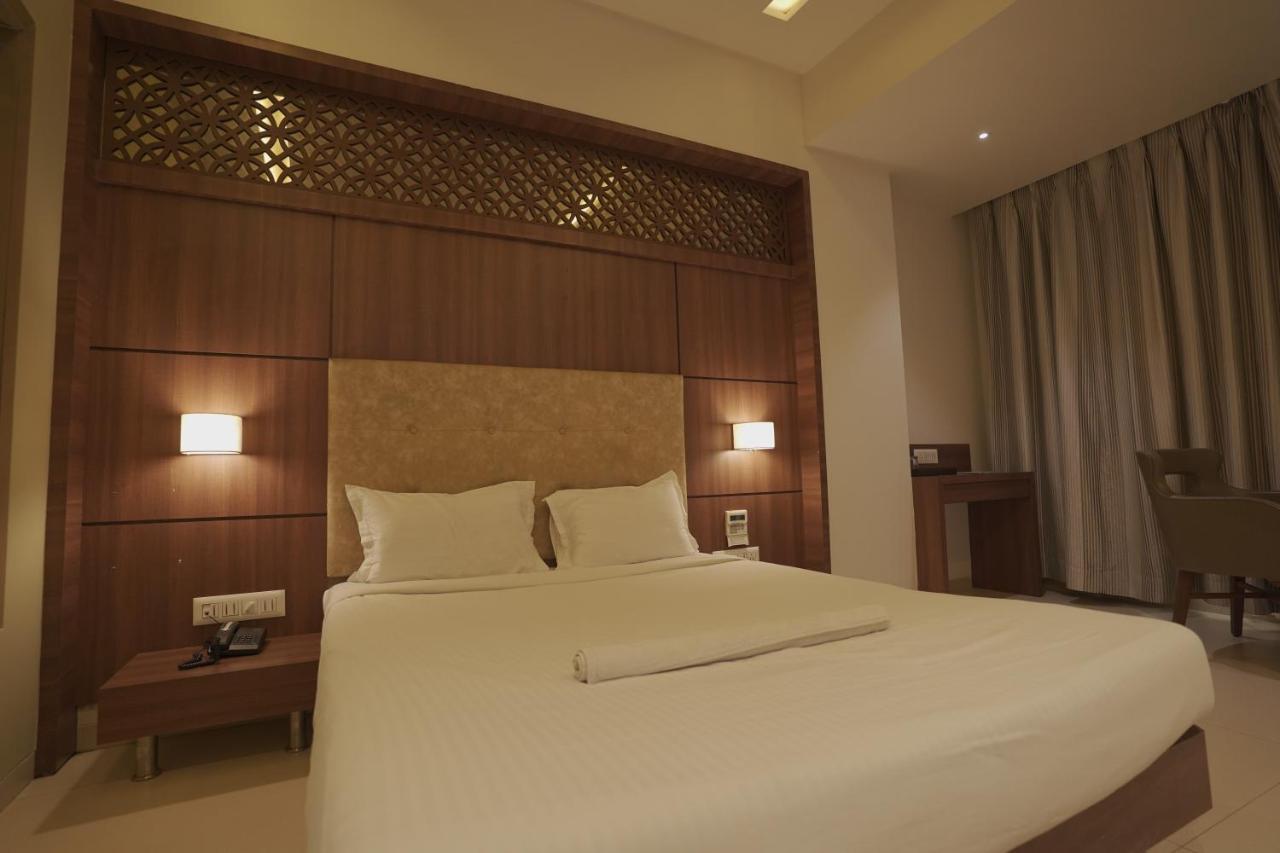 Hotel Mathoshree Thane Eksteriør billede