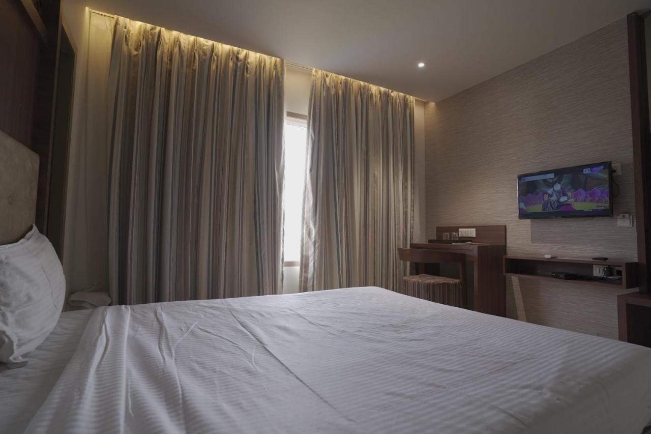 Hotel Mathoshree Thane Eksteriør billede