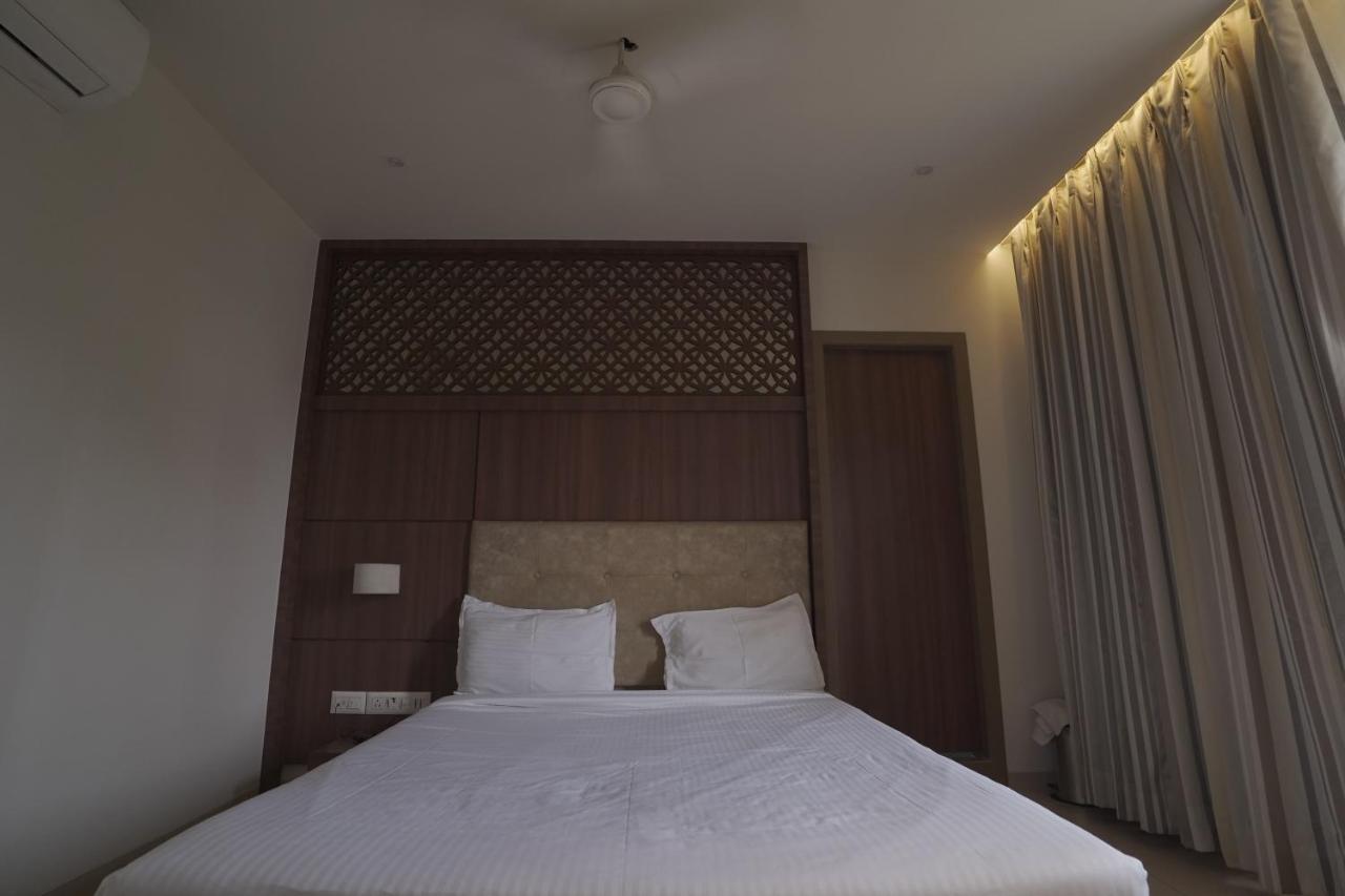 Hotel Mathoshree Thane Eksteriør billede